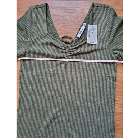 🆕 V-neck Lace Back Top - Picture 9 of 13